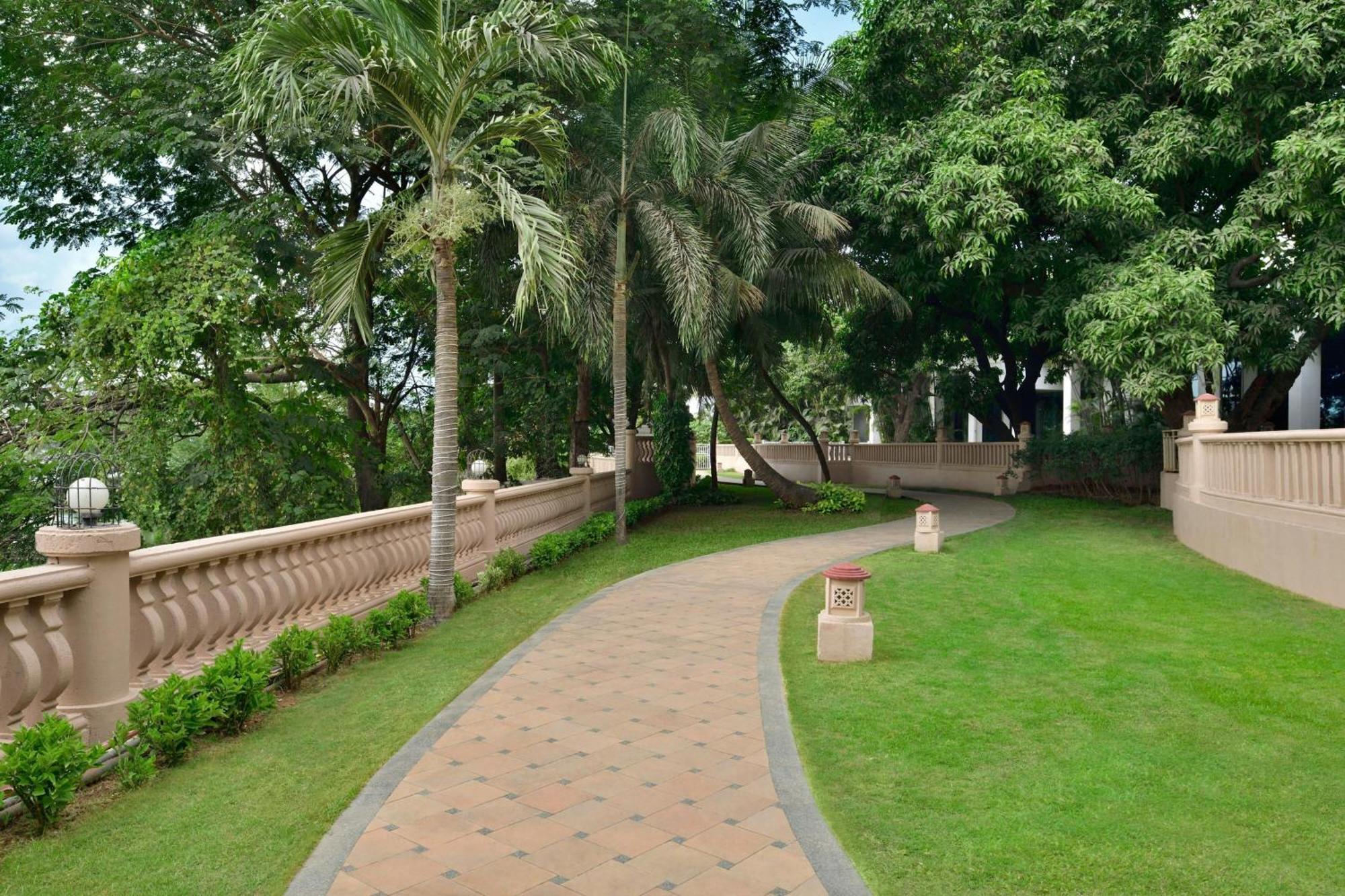 The Westin Mumbai Powai Lake Экстерьер фото